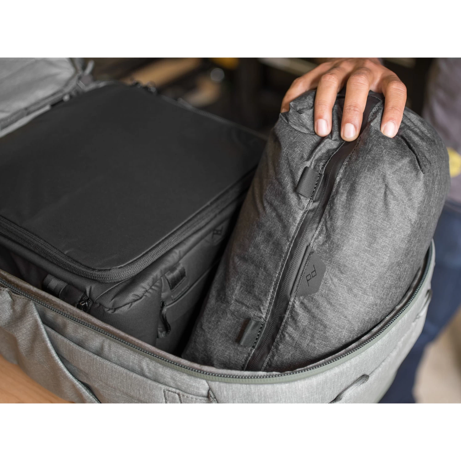 Peak Design Shoe Pouch Schuhbeutel Charcoal (Dunkelgrau) – Bild 8