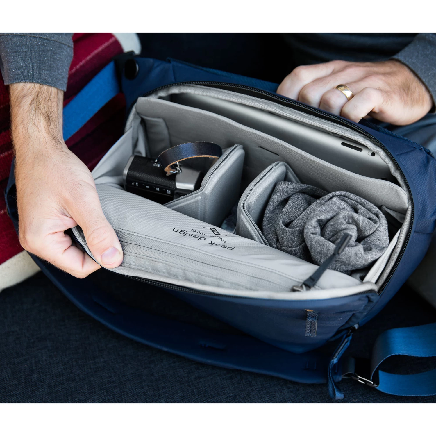 Peak Design Everyday Sling V2 6 Liter - Midnight (Blau) – Bild 4