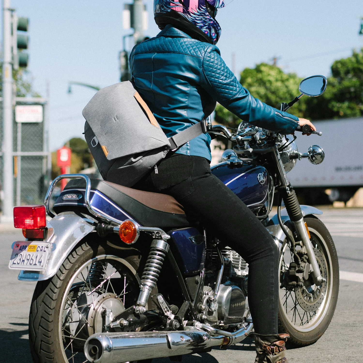 Peak Design Everyday Messenger V2 13 Liter - Ash (Hellgrau) – Bild 7